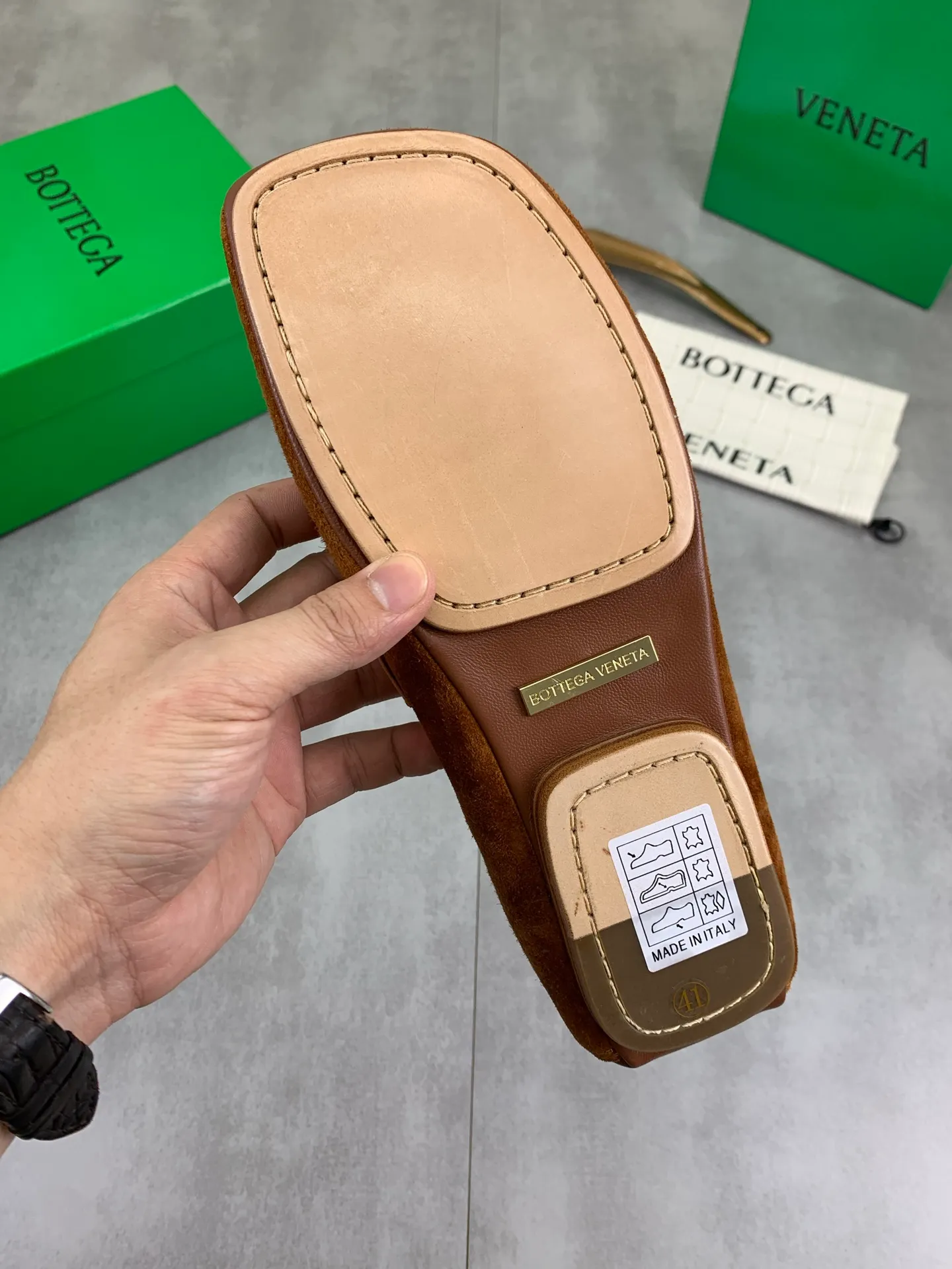 Factory price P760💰Top quality (genuine leather outsole series)💎💎💎 BOTTEGA VENETA official website synchronizes the latest model, top version of the highest version of BV business leather shoes in the market, accept material comparison, shoe type comparison, process comparison, practical and texture, versatile, suitable for any occasion, the more you look at it, the more flavorful it becomes. Pure hand-woven craftsmanship - upper material, imported original hand-woven calfskin - high-quality water-dyed sheepskin lining - original private model custom-made hand-made leather outsole -Size: female 35-39 (34 40 customized) male 39-44 (38 45 customized) Comes with original BV green box, complete packaging.